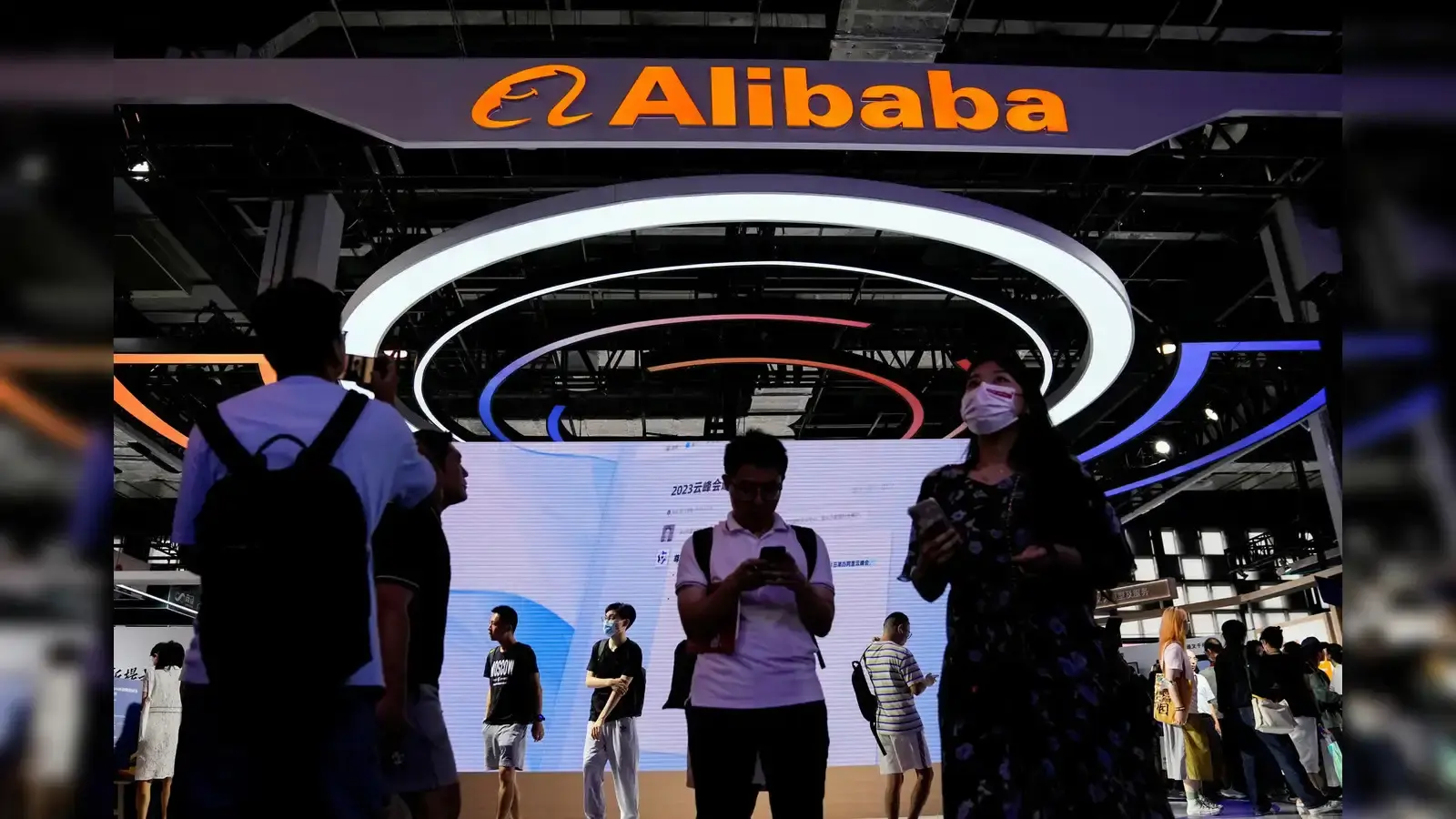 «Πέφτει» η μετοχή της Alibaba καθώς οι ΗΠΑ εξετάζουν το deal της με την Apple
