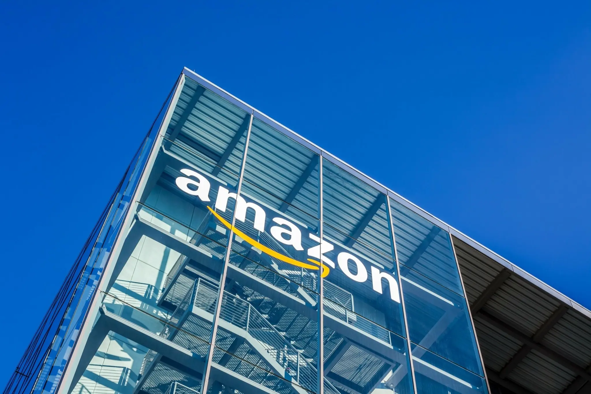 Amazon: Χάκερς χρησιμοποίησαν AI για να παραβιάσουν 600 τείχη προστασίας μέσα σε λίγες εβδομάδες