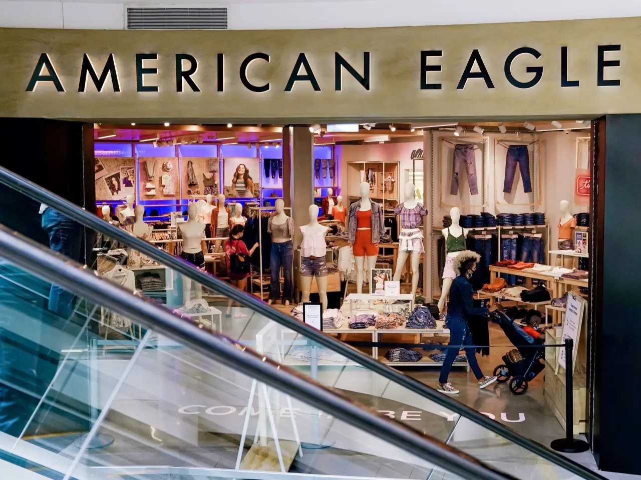 Αλμα 15% για τη μετοχή της American Eagle με ώθηση από τις πωλήσεις