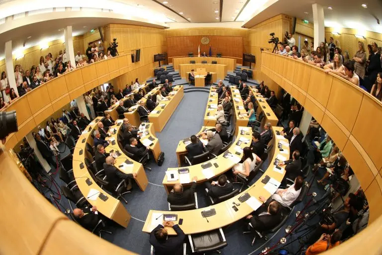 Με τρεις αναπομπές νόμων ο ΠτΔ στέλνει εκτάκτως τους βουλευτές στη Βουλή