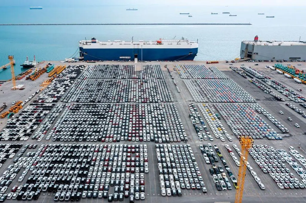 Ευρωπαϊκά λιμάνια: Χιλιάδες οχήματα παραμένουν ακινητοποιημένα λόγω δασμών Τραμπ