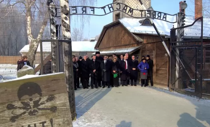 Η Μέρκελ θα δώσει €60 εκ. για το Άουσβιτς