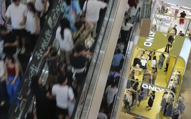 Οι Κινέζοι δεν αγοράζουν πια σπίτια - Θέλουν Labubu και χρυσά κοσμήματα