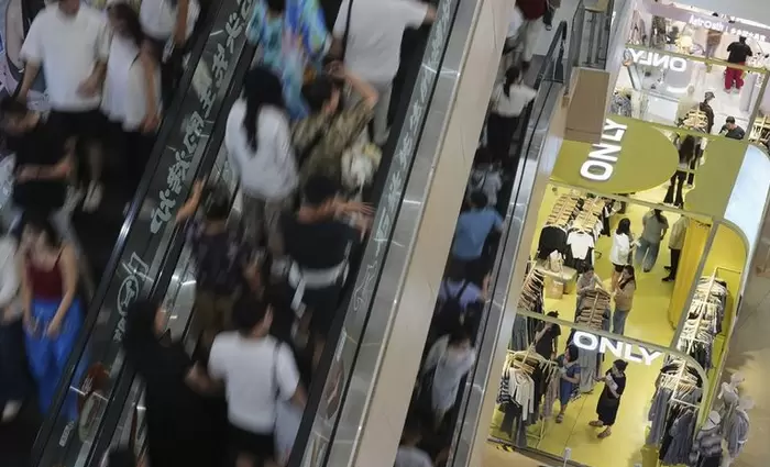 Οι Κινέζοι δεν αγοράζουν πια σπίτια - Θέλουν Labubu και χρυσά κοσμήματα