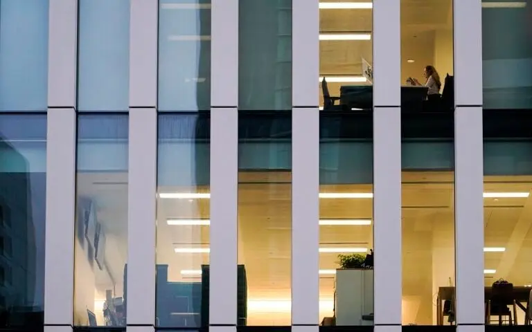 Στην εποχή του AI, οι νέοι θα ζήσουν φτωχότερα από τους γονείς τους