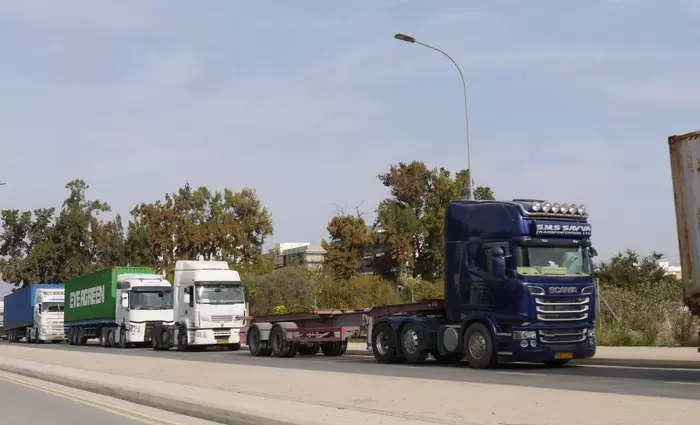 Πιάνουν ξανά τιμόνι οι μεταφορείς  -  Τερματίζεται η επ’ αόριστον απεργία