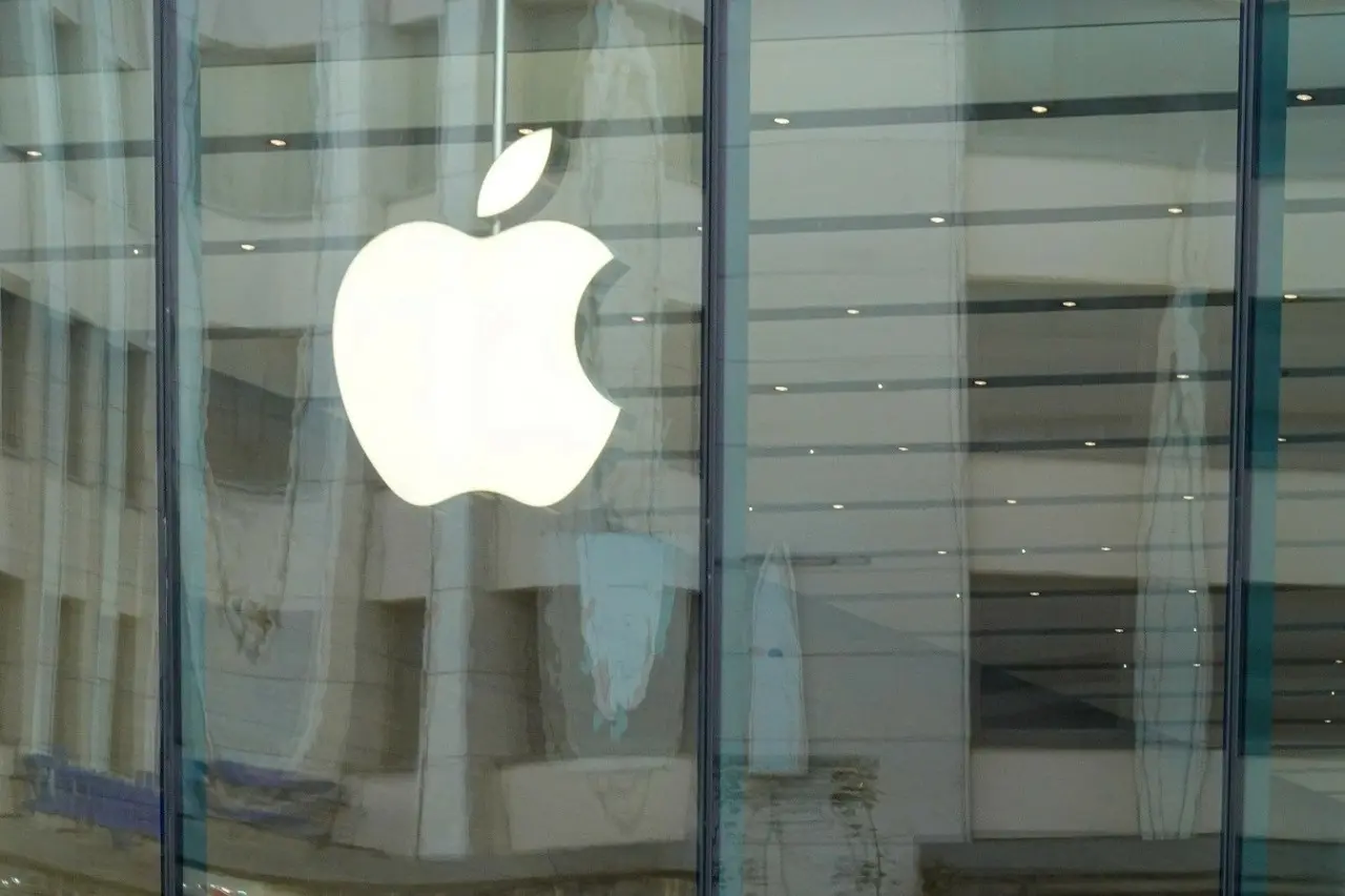 Apple: Βουτιά 6% στις πωλήσεις iPhone στην Κίνα πριν το λανσάρισμα του iPhone 17