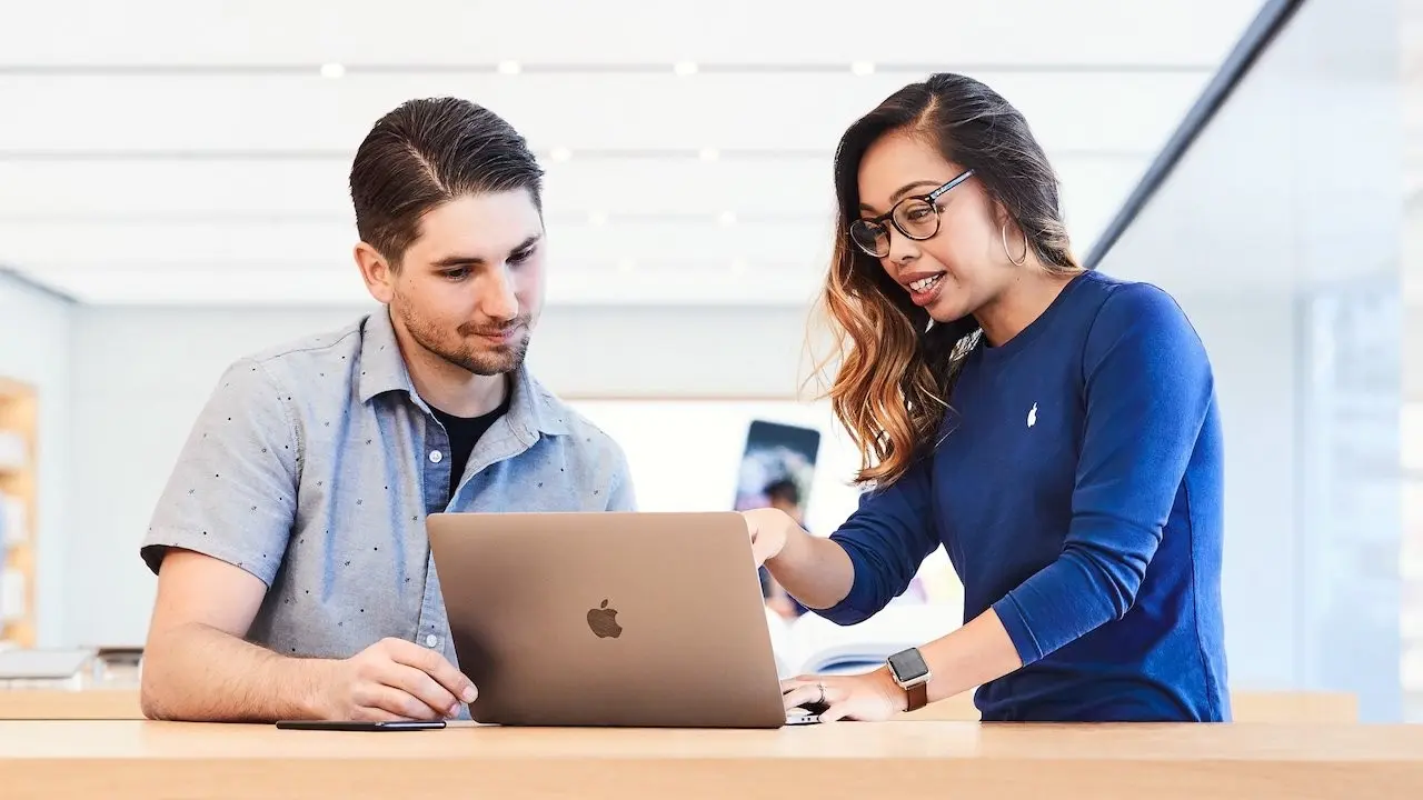 Η Apple αναβάλλει επ’ αόριστον την επιστροφή των εργαζομένων στα γραφεία
