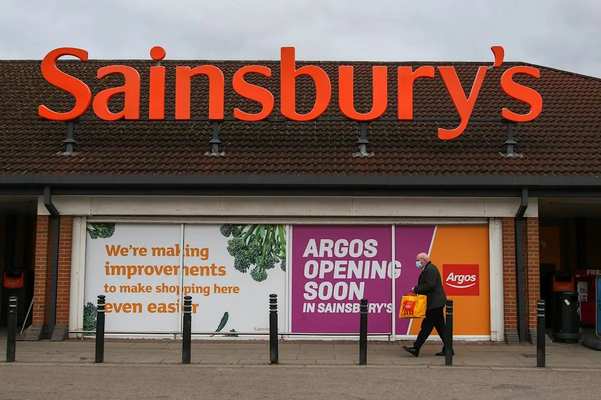Η Sainsbury’s σε διαπραγματεύσεις με τον κινεζικό κολοσσό JD.com για την πώληση της Argos