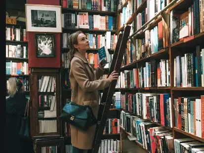 Γαλλία: €300 στους 18άρηδες για να παίρνουν βιβλία και να πηγαίνουν θέατρο