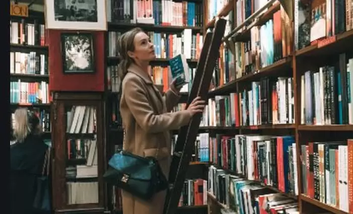 Γαλλία: €300 στους 18άρηδες για να παίρνουν βιβλία και να πηγαίνουν θέατρο