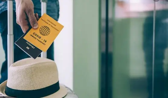 Η Βρετανία εξετάζει την ιδέα των διαβατηρίων εμβολιασμού