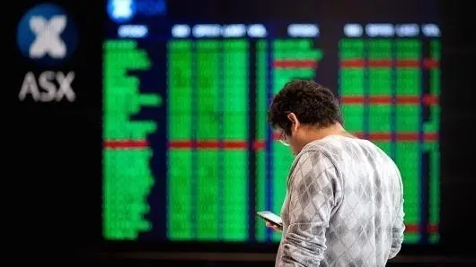 Ο πολιτικός κίνδυνος στις δυο πλευρές του Ατλαντικού θολώνει το επενδυτικό κλίμα