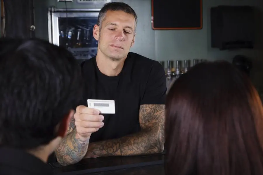 Από αύριο με ταυτότητες σε ταβέρνες, μπαρ και εστιατόρια