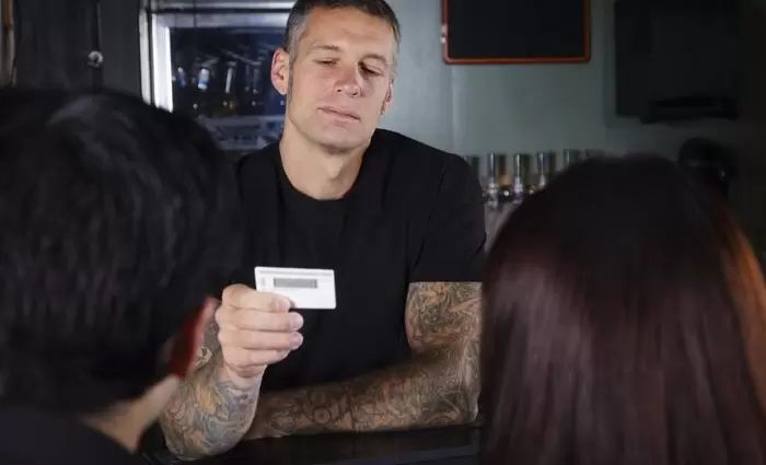 Από αύριο με ταυτότητες σε ταβέρνες, μπαρ και εστιατόρια