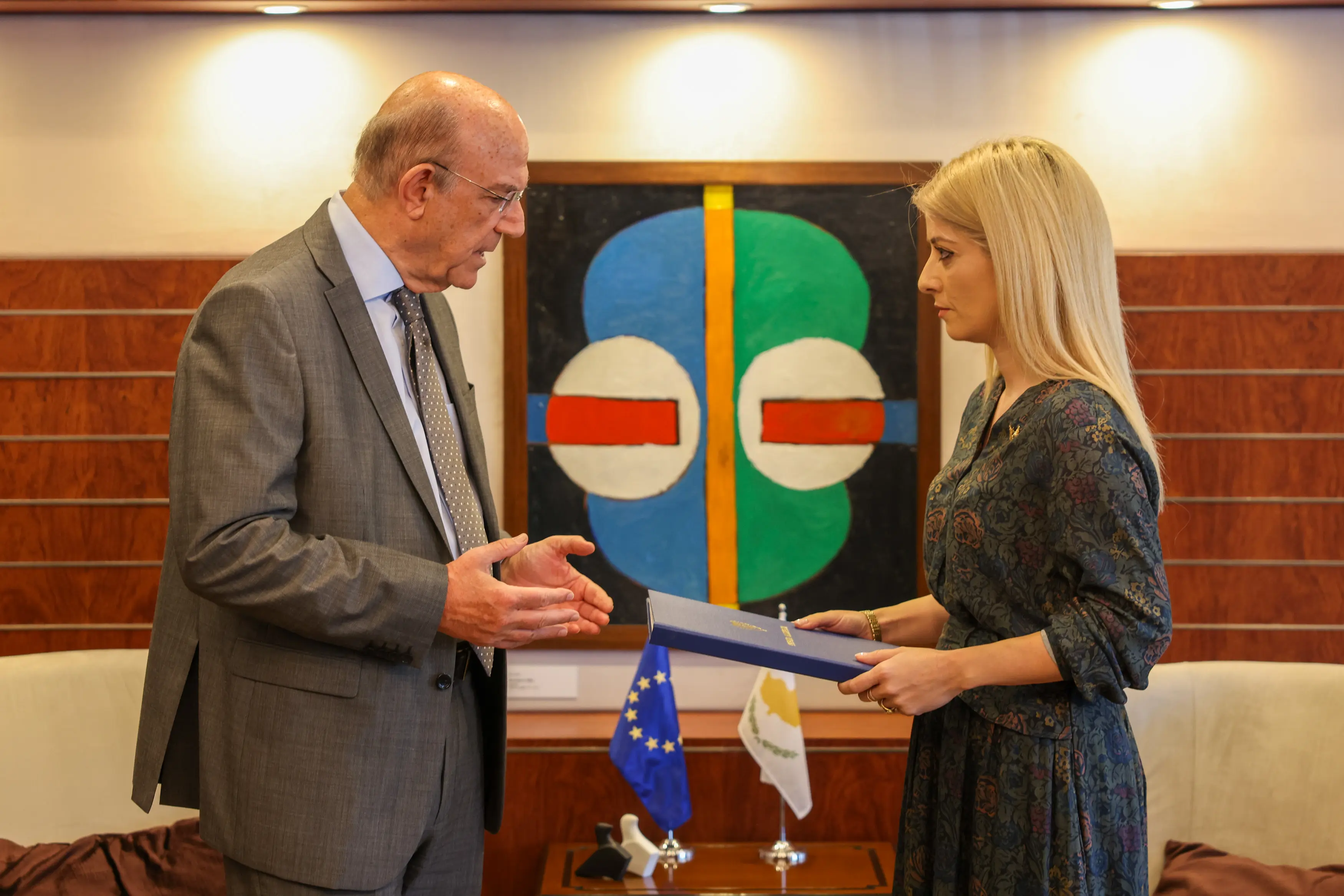 Στο γήπεδο της Βουλής πλέον ο προϋπολογισμός - Τι είπαν ΥΠΟΙΚ και ΠτΒ (VID)