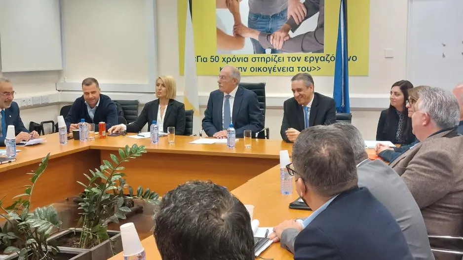 Συνδέει προεκλογική με απεργίες για ΑΤΑ η ΟΕΒ