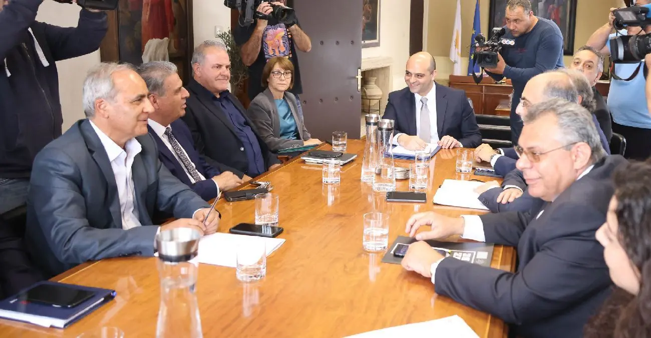 Τη νέα πρόταση του Υπ. Εργασίας για την ΑΤΑ εξετάζουν σήμερα οι συντεχνίες