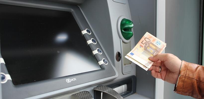 Έρχονται χρεώσεις στην ανάληψη μετρητών μέσω ΑΤΜ παγκοσμίως;