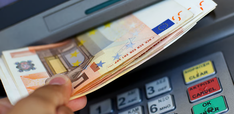 Αναλήψεις €2,5 δισ. σε έξι μήνες από κυπριακά ATMs – Ανεβαίνει και η χρήση POS για μετρητά