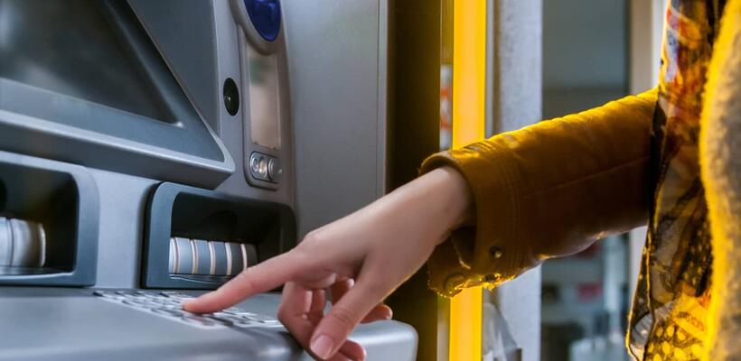 Θέλει περισσότερα ATMs από τις τράπεζες στην ύπαιθρο η Βουλή