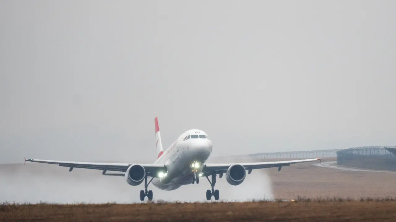 Αυστρία: Το χιόνι προκάλεσε προβλήματα στο αεροδρόμιο της Βιέννης