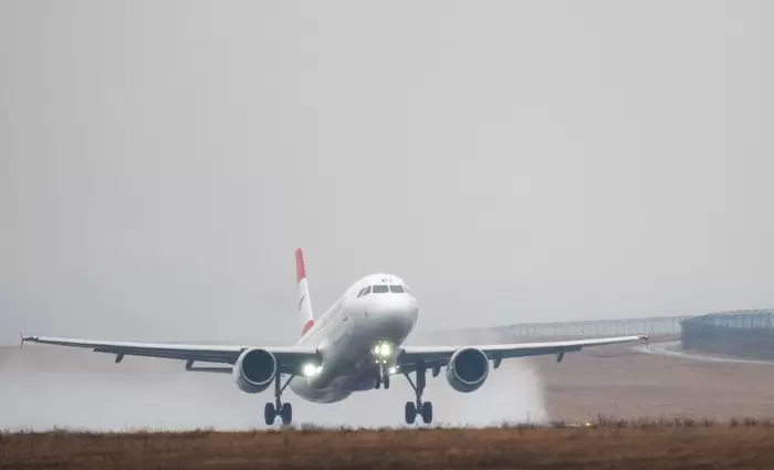 Αυστρία: Το χιόνι προκάλεσε προβλήματα στο αεροδρόμιο της Βιέννης