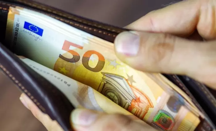 Πόσο μειώνει τους μισθούς η ακρίβεια