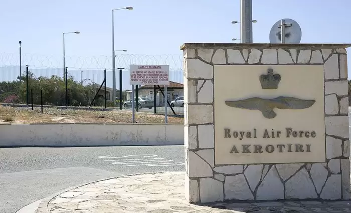 «Κόλλησαν» στο Ακρωτήρι 100 και πλέον Βρετανοί γιατροί και νοσηλευτές του NHS