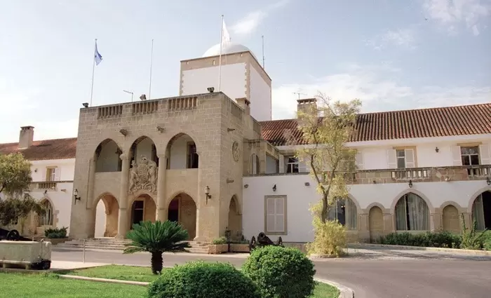 Απαντά ο Λετυμπιώτης για τις κουρτίνες των.. €100.000 του Προεδρικού