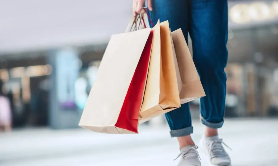 Έρευνα: Αγοράζουν μόνο τα απαραίτητα για να αντιμετωπίσουν την ακρίβεια