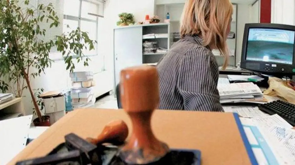 Πάγωμα μόνο σε νέα αιτήματα στο δημόσιο, όχι σε διαδικασίες που τρέχουν