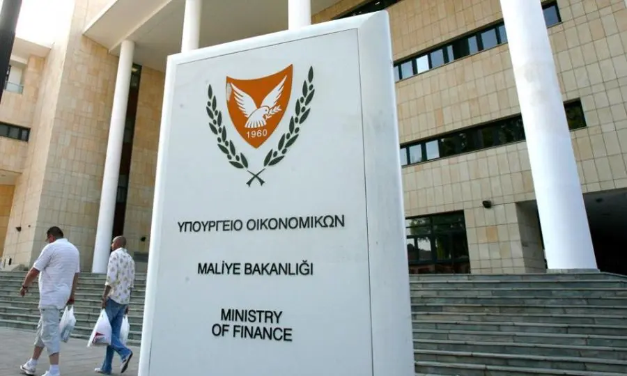 Σε νέο ιστορικό υψηλό το δημόσιο χρέος αλλά και με ισχυρό «μαξιλάρι»