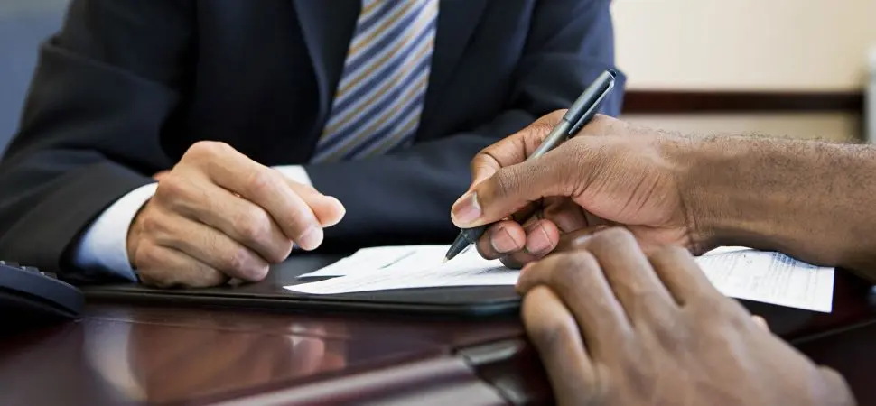 Μειώθηκαν οι καταθέσεις αλλά αυξήθηκε ο δανεισμός