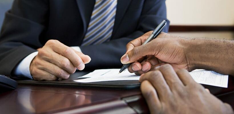 Μειώθηκαν οι καταθέσεις αλλά αυξήθηκε ο δανεισμός