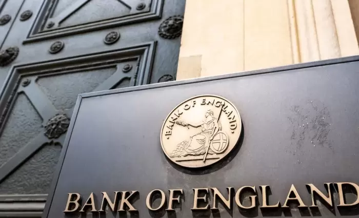 Η Τράπεζα της Αγγλίας διατηρεί το επιτόκιο στο 5,25%