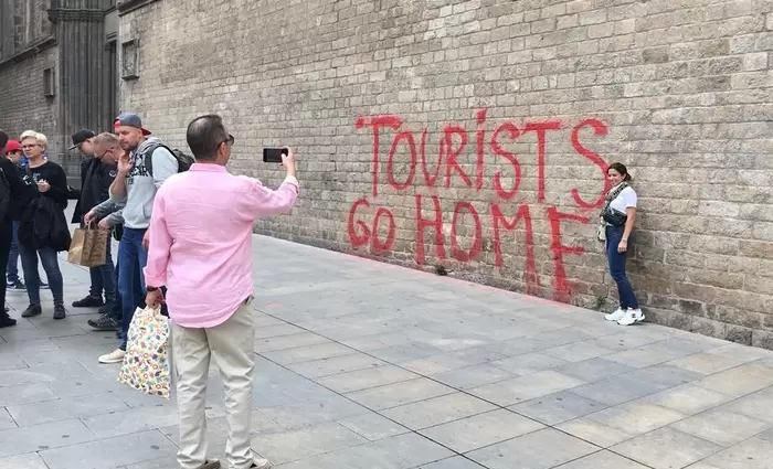 Υπερτουρισμός: Στους δρόμους χιλιάδες κάτοικοι πόλεων της νότιας Ευρώπη