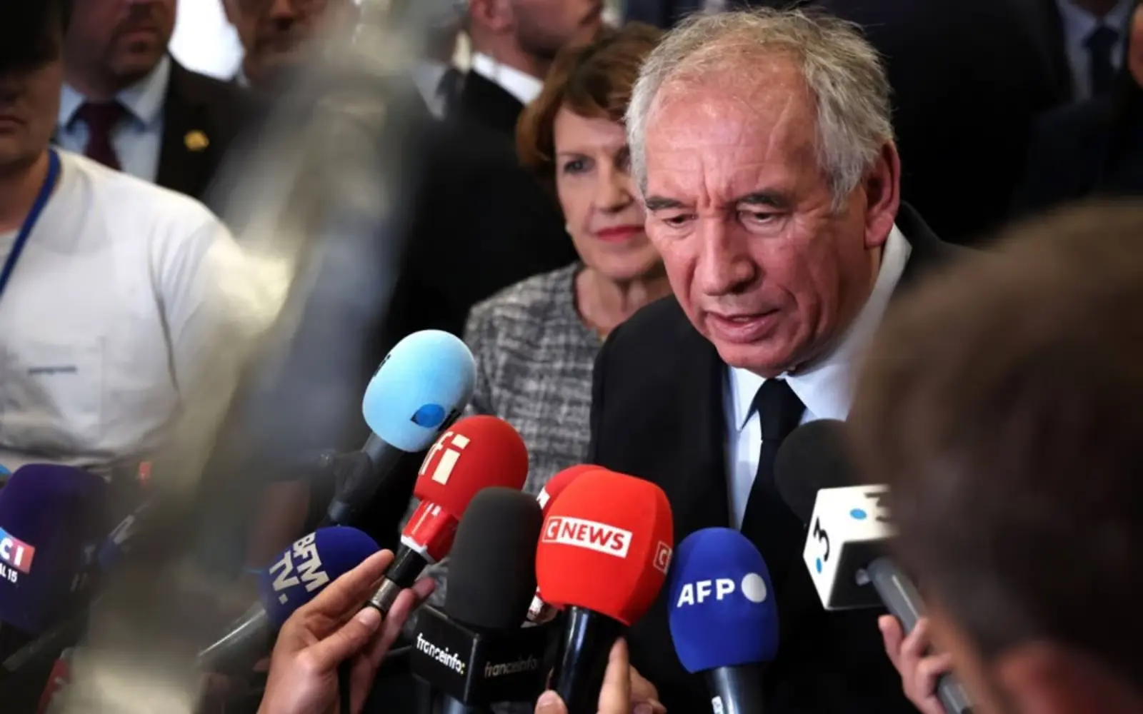 Αναταραχή στη Γαλλία: Οι μεγάλες εταιρείες βλέπουν ύφεση