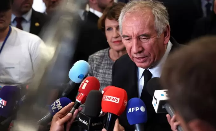 Αναταραχή στη Γαλλία: Οι μεγάλες εταιρείες βλέπουν ύφεση