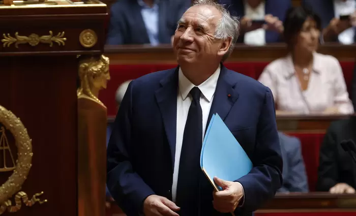 «Έπεσε» ο Μπαϊρού, νέο πρωθυπουργό «ψάχνει» ο Μακρόν