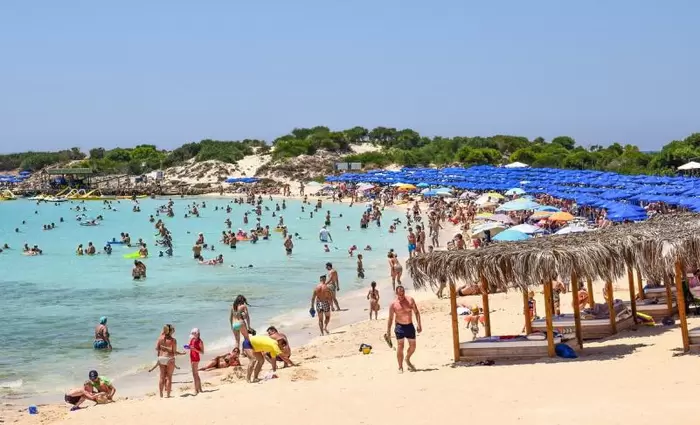 Ο τουρισμός αντέχει στις διεθνείς πιέσεις και παραμένει σε θετική τροχιά