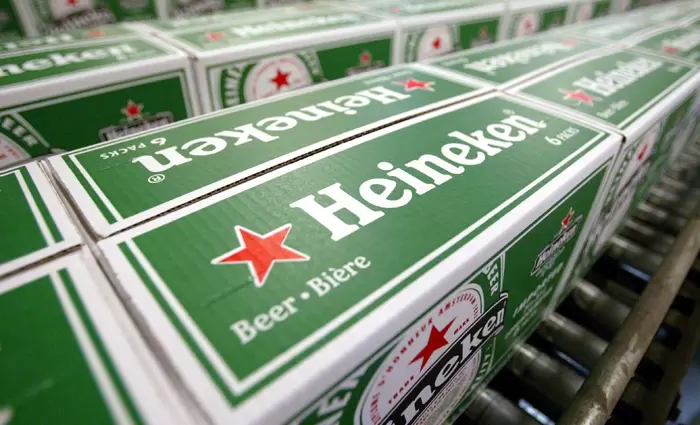 Heineken: Μαχαίρι σε έως 6.000 θέσεις εργασίας – Πτώση 1,2% στις πωλήσεις το 2025