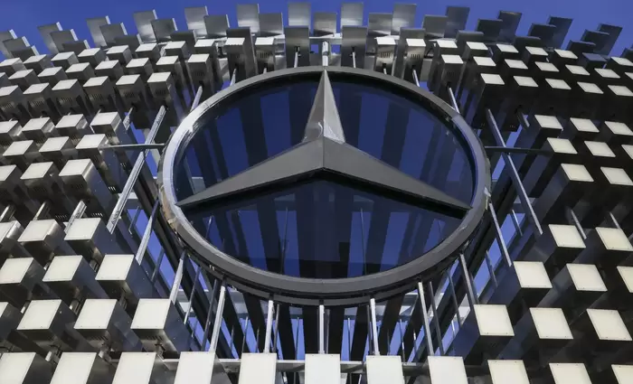 Κίνα και δασμοί πιέζουν τη Mercedes: Βουτιά 5% για τη μετοχή μετά την πτώση 57% στα λειτουργικά κέρδη