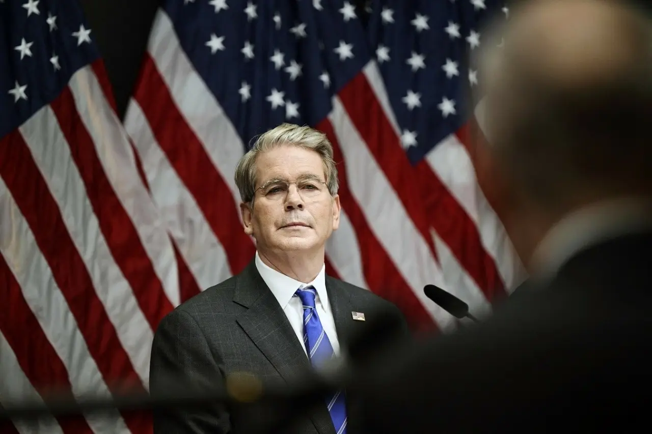 Bloomberg: Ο Μπέσεντ καλεί τη Fed να μειώσει τα επιτόκια έως 175 μονάδες βάσης