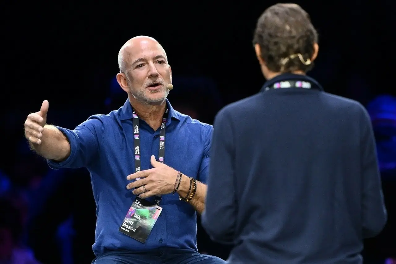 Τζεφ Μπέζος: «Φούσκα» η τεχνητή νοημοσύνη, αλλά τα οφέλη θα είναι τεράστια