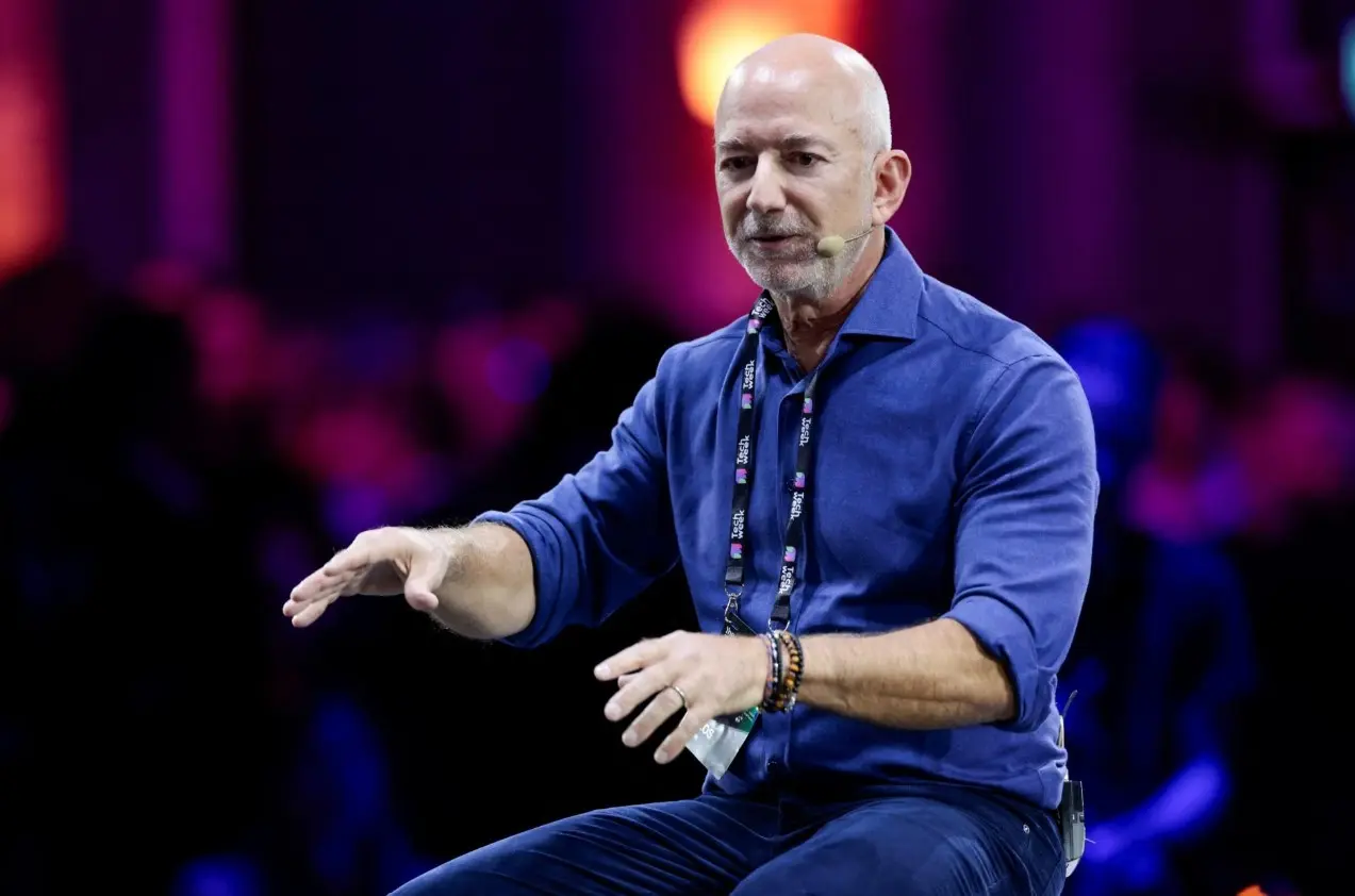 Ο Τζεφ Μπέζος αναλαμβάνει συν-διευθύνων σύμβουλος σε start-up τεχνητής νοημοσύνης