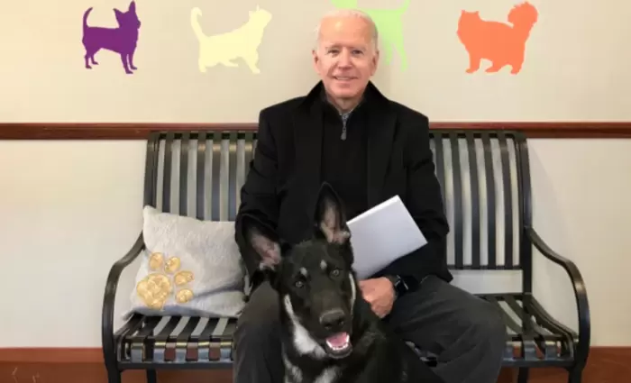 Κάταγμα στο πόδι ο Μπάιντεν ενώ έπαιζε με τον σκύλο του