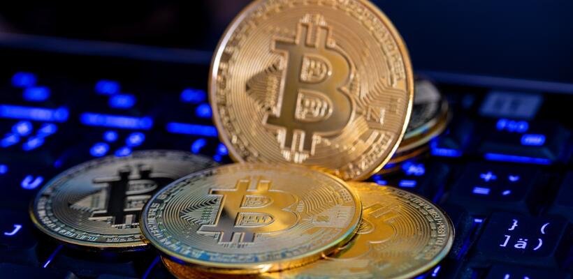 Η αποκαθήλωση του Bitcoin: Σε ελεύθερη πτώση οι τιμές, ημερομηνία λήξης είχε η ευφορία λόγω Τραμπ