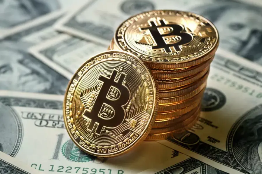 Υποχωρεί το δολάριο, κερδίζει το bitcoin; Πώς Τραμπ και Πάουελ επηρεάζουν τις αγορές