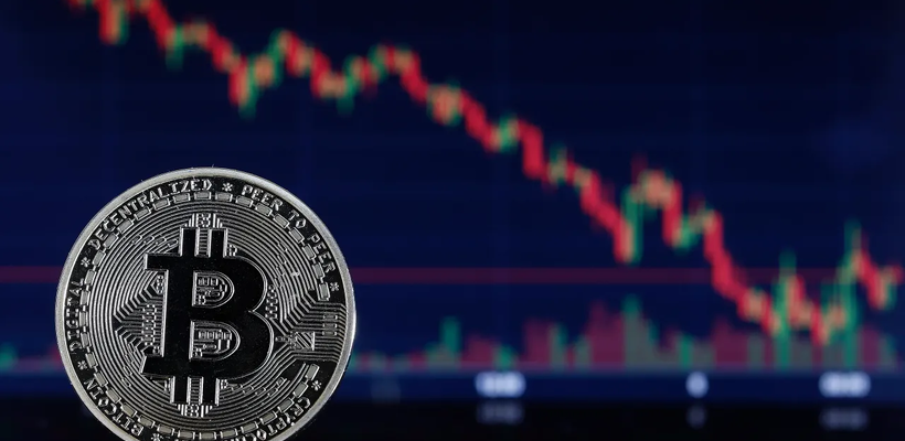 Bitcoin: Οι «φάλαινες» επιστρέφουν στις αγορές μετά την καταιγίδα